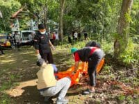 MAYAT. Polisi mengevakuasi mayat seorang wanita di kawasan wisata Bantimurung, Maros, Kamis, 30 Oktober 2025.