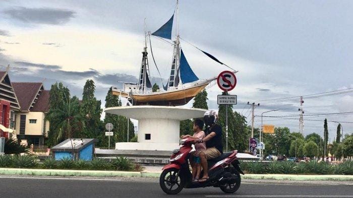 KEUANGAN DAERAH. Menara Pinisi di Kabupaten Bulukumba.