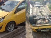 RINGSEK. Mobil milik salah seorang perwira polisi di Polsek Ujung Tanah, Makassar ringsek setelah diamuk massa di Takalar.