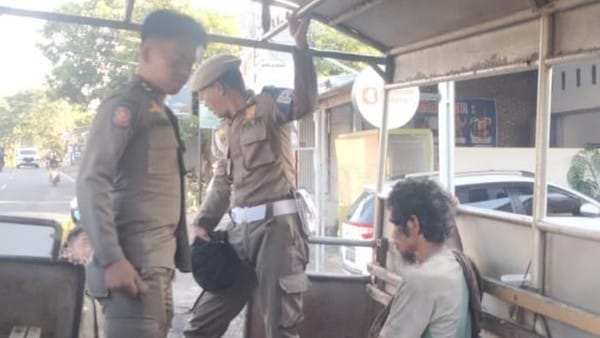 ODGJ. Anggota Satpol PP mengamankan seorang ODGJ yang sempat viral di media sosial lantaran disebut sebagai manusia kanibal.