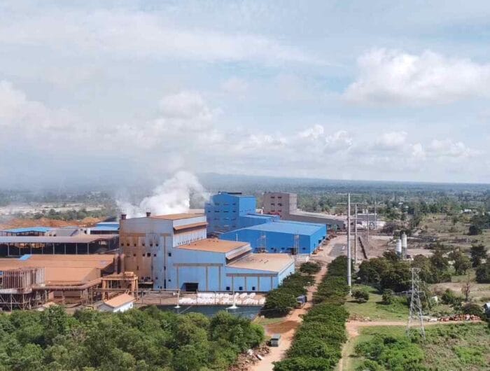 Kepulan asap putih hasll dari aktivitas pabrik smelter di Kabupaten Bantaeng.