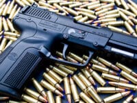 Ilustrasi: peluru dan senjata FN