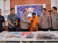 TERSANGKA. Polisi mengamankan tersangka pembunuhan IRT di Kabupaten Sidrap.