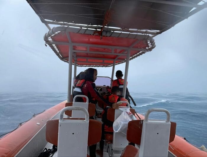 HILANG. Tim SAR melakukan pencarian terhadap seorang balita di pulau Saboyong, Mamuju.
