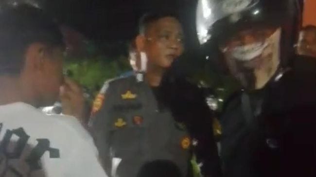 PERANG KELOMPOK. Aksi perang kelompok terjadi di perbatasan Palopo-Luwu, tepatnya di Desa Padangkalua, Kecamatan Bua, Kabupaten Luwu, Sabtu malam, 11 Oktober 2025