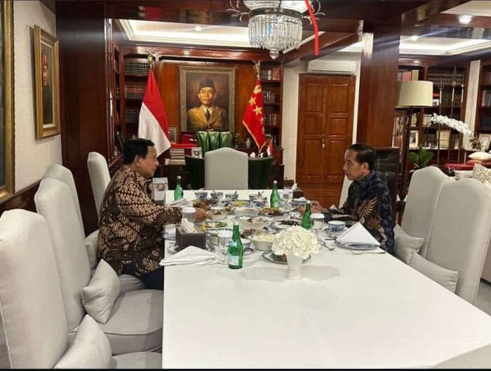 BERTEMU. Presiden RI, Prabowo Subianto bersama dengan presiden RI ke-7, Joko Widodo saat melakukan pertemuan.