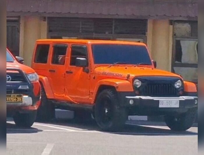 Mobil mewah jeep Rubicon milik perwira polisi di Makassar menggunakan plat palsu dianggap sebagai flexing oleh Kompolnas.