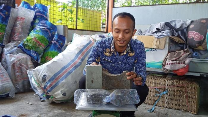 Sampah plastik jadi sembako di parepare
