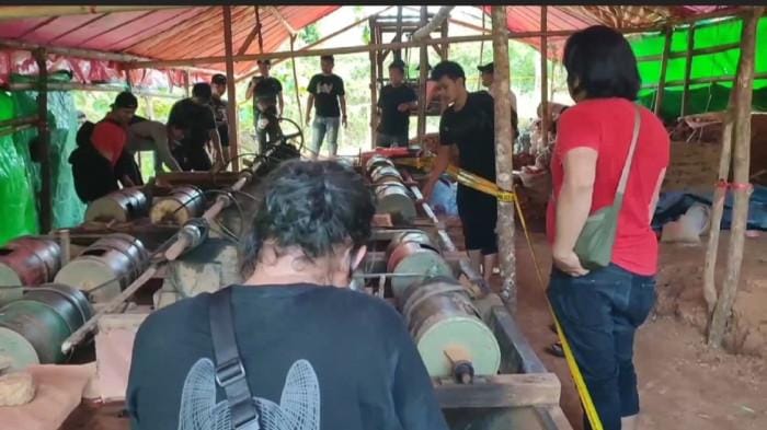 Aparat Polres Gowa menyegel tambang emas yang ada di Kabupaten Gowa, Sabtu, 4 Oktober 2025.