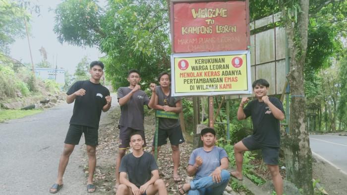Warga Desa Leoran, Kabupaten Enrekang menyatakan penolakan terhadap keberadaan tambang emas di wilayah itu.