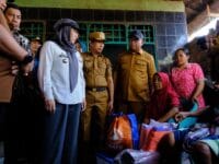 BENCANA. Bupati Gowa, Sitti Husniah Talenrang menyalurkan bantuan kepada korban bencana angin kencang di sejumlah wilayah di Kabupaten Gowa. Dia memastikan seluruh korban bencana tersentuh bantuan pemerintah.