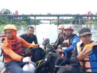 Tim Basarnas melakukan pencarian terharap ppemotor yang diketahui bernama Nur Ichsan yang hilang setelah terjatuh di jembatan Kembar Gowa, Sabtu, 11 Oktober 2025, dini hari.