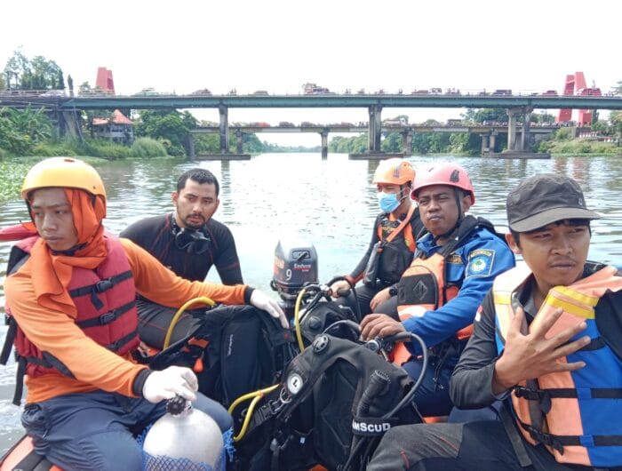 Tim Basarnas melakukan pencarian terharap ppemotor yang diketahui bernama Nur Ichsan yang hilang setelah terjatuh di jembatan Kembar Gowa, Sabtu, 11 Oktober 2025, dini hari.