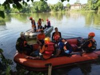 CARI. Tim Basarnas melakukan encarian terhadap Nur Ichsan yang dilaporkan jatuh di Jembatan kembar Gowa, setelah mengalami kecelakaan tunggal.