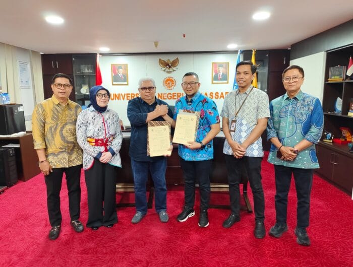 Komisioner KPID Sulsel bersama dengan Rektor UNM pada penandatanganan MoU terkait dengan edukasi literasi media di kampus UNM, Selasa, 14 Oktober 2025.
