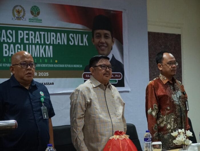 Anggota DPR RI, DR Azikin Solthan saat menghadiri Bimbingan Teknis Sistem Verifikasi Legalitas dan Kelestarian (SVLK) bagi pelaku usaha di Sulawesi Selatan. Kegiatan itu digelar di Hotel Grand Imawan Makassar, Selasa, 14 Oktober 2025.