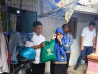 Bupati Gowa, Sitti Husniah Talenrang saat mendatangi rumah salah seorang petugas kebersihan di Gowa bernama Idham, Jumat 17 Oktober 2025.