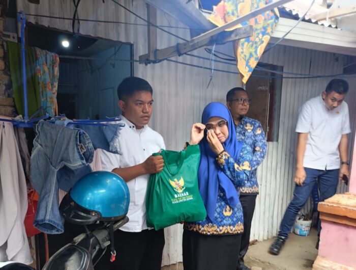 Bupati Gowa, Sitti Husniah Talenrang saat mendatangi rumah salah seorang petugas kebersihan di Gowa bernama Idham, Jumat 17 Oktober 2025.