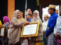 PRESTASI. Bupati Gowa, Sitti Husniah Talenrang saat menerima penghargaan dari Pemprov Sulsel di HUT ke-356 Sulsel, Minggu, 19 Oktober 2025.