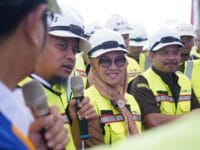 TINJAU. Gubernur Sulsel, Andi Sudirman Sulaiman bersama dengan Bupati Gowa, Sitti Husnuah Talenrang saat meninjau progres pembangunan bendungan Jenelata di Gowa.