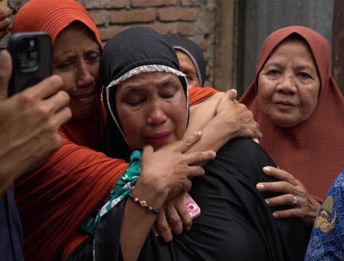 HARU. Sejumlah emak-emak di Desa Moncobalang, menangis haru saat menyambut Bupati Gowa, Sitti Husniah Talenrang.