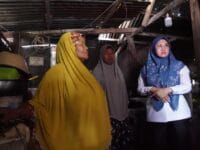 BANTU. Bupati Gowa, Sitti Husniah Talenrang saat mengunjungi sebuah rumah warga yang masuk kategori miskin ekstrem di Pallangga.