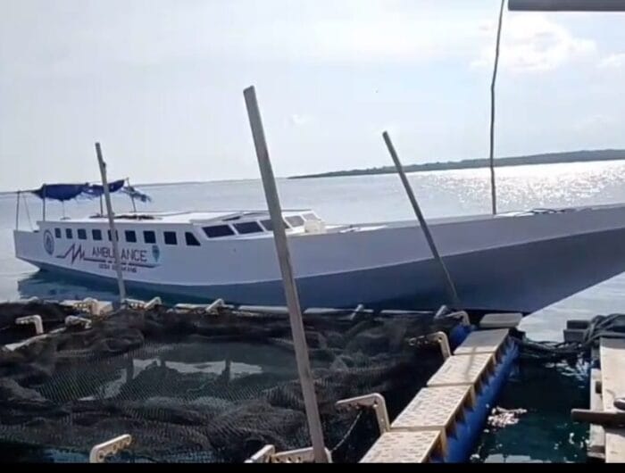 Kapal Ambulans Pangkep yang hilang sejak dua pekan lalu akhirnya ditemukan. Kapal ini terdampar di selat Bali.