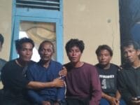 Salah satu ABK kapal Ambulans yang bersama keluarganya, beberapa waktu lalu.