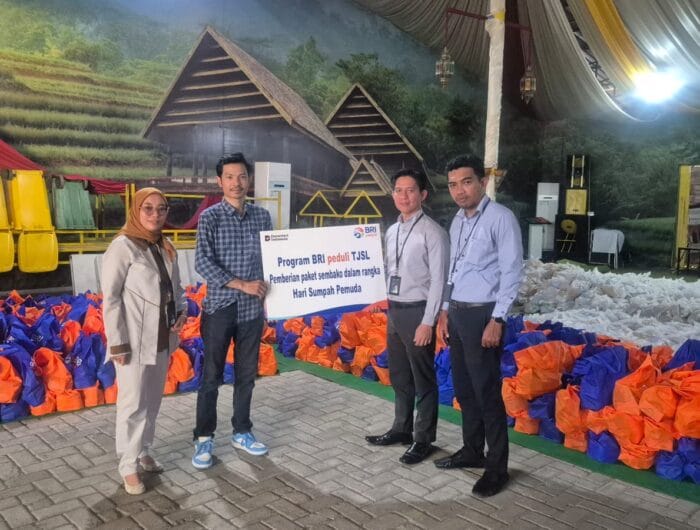BANTU WARGA. Sebanyak 2.000 paket sembako disalurkan oleh Bank BRI Sungguminasa untuk membantu warga miskin di Kabupaten Gowa.