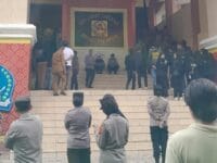 Mahasiswa melakukan aksi unjuk rasa di depan gedung DPRD Bone dalam rangka hari Sumpah pemuda. Sejumlah kaca pecah akibat unjuk rasa yang berujung anarkis itu.