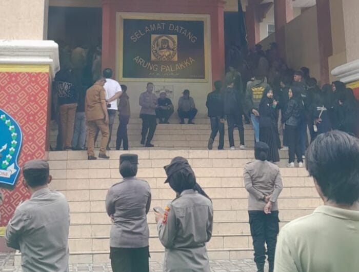 Mahasiswa melakukan aksi unjuk rasa di depan gedung DPRD Bone dalam rangka hari Sumpah pemuda. Sejumlah kaca pecah akibat unjuk rasa yang berujung anarkis itu.