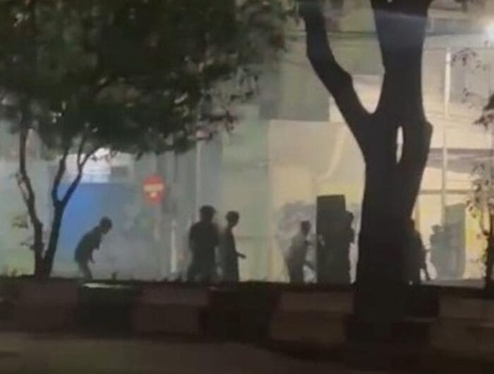 PECAH. Perang kelompok di Jalan veteran Makassar kembali pecah, Selasa, 21 Oktober 2025.
