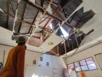 Ruang kelas yang tertimpa pohon kelapa di Maros. Lima murid dilaporkan mengalami luka akibat insiden itu.