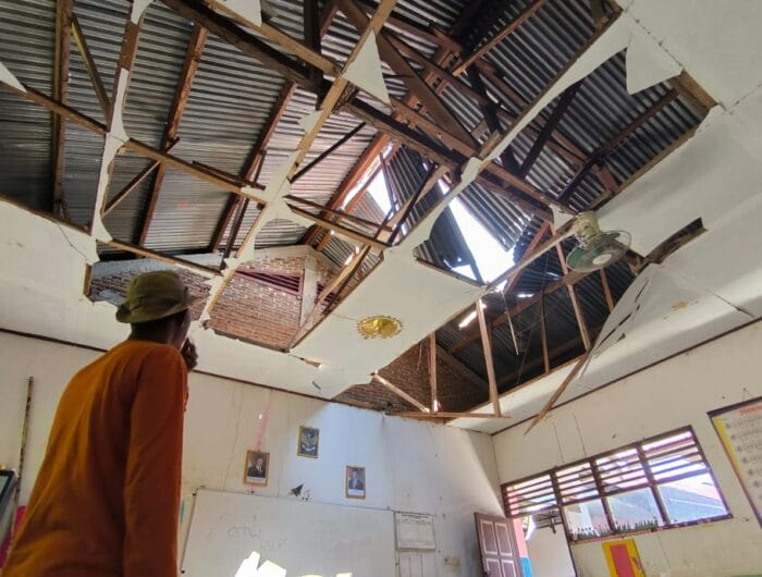 Ruang kelas yang tertimpa pohon kelapa di Maros. Lima murid dilaporkan mengalami luka akibat insiden itu.