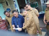 AIR BERSIH. Wali Kota Makassar, Munafri Arifuddin saat meninjau kawasan NTI, Selasa, 11 November 2025.