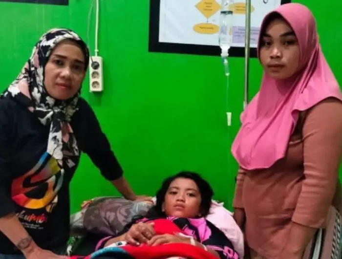 HEROIK. Alita Nurul Magfirah (10) terbaring sakit setelah menyelamatkan seorang balita dari kebakaran kios di Bulukumba.