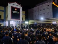 ZONA MERAH. Aparat Polrestabes Makassar menggelar apel malam sebelum menggerebek tiga kampung yang menjadi kawasan zona merah di Kota Makassar, Sabtu, 8 November 2025, dini hari.