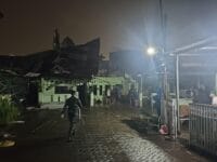 RUSAK. Angin kencang disertai hujan deras menerjang kawasan Asrama Kesdam Mimun III, Kelurahan Sambung Jawa, Kecamatan Mamajang, Minggu (9/11/2025)