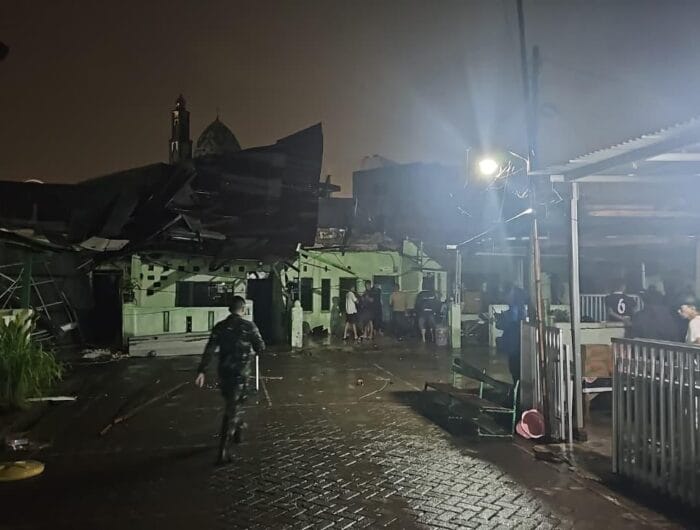 RUSAK. Angin kencang disertai hujan deras menerjang kawasan Asrama Kesdam Mimun III, Kelurahan Sambung Jawa, Kecamatan Mamajang, Minggu (9/11/2025)
