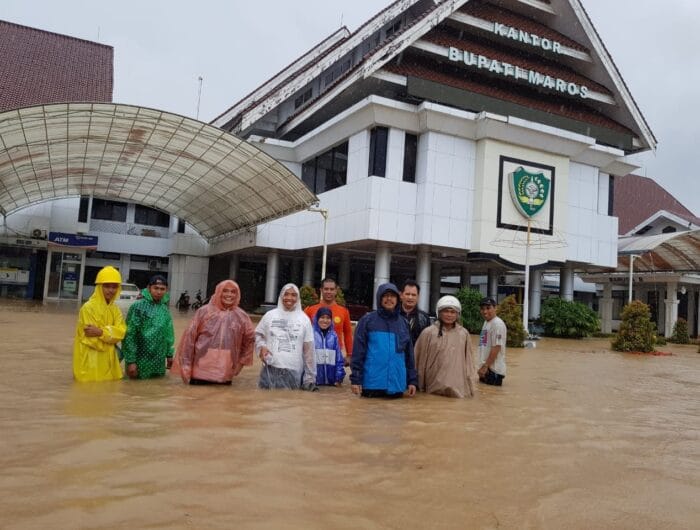 BENCANA. Kantor Bupati Maros saat dilanda banjir, tahun lalu.