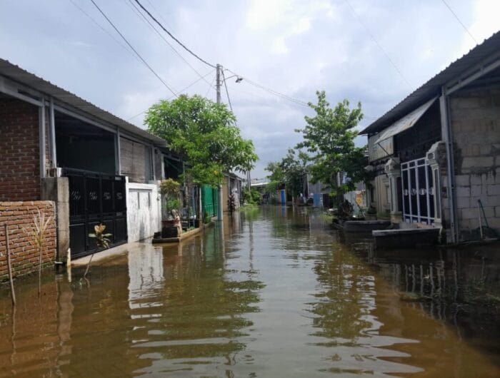 TAK SURUT. Air terus menggenangi rumah warga di Desa Moncongloe, Kabupaten Maros.
