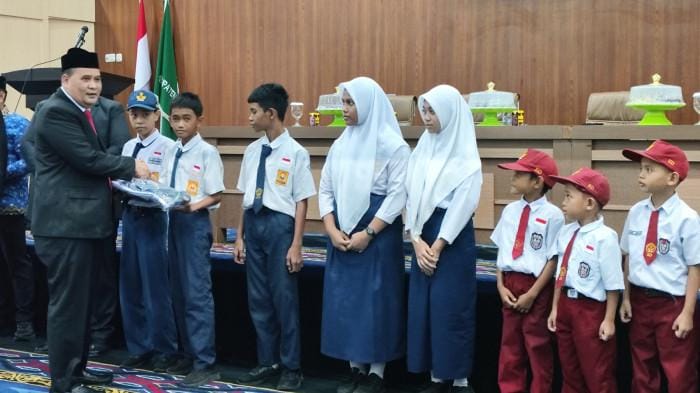 BEASISWA. Baznas Kabupaten Maros menyalurkan beasiswa kepada 4.967 pelajar di Kabupaten Maros.