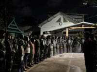 BERJAGA. Aparat TNI dan Polri berjaga di kawasan Sapiria, Makassar yang kerap menjadi lokasi perang kelompok.