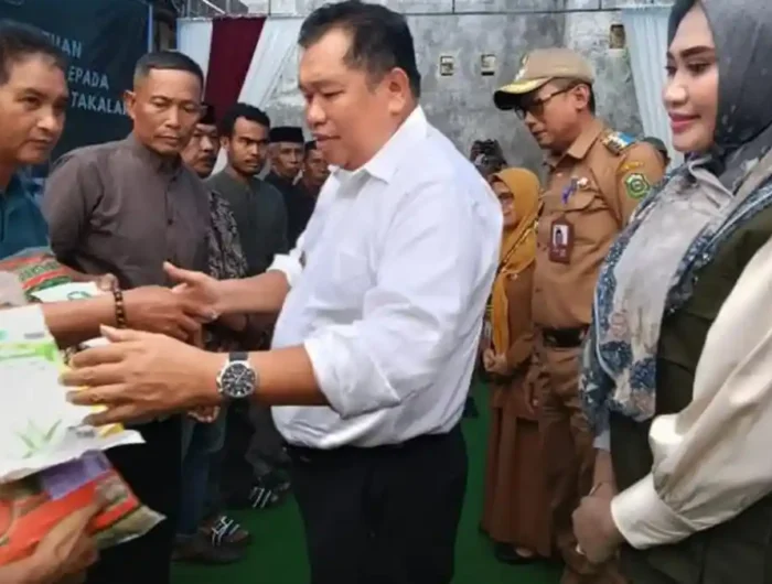 GRATIS. Bupati Takalar, Firdaus Dg Manye menyerahkan bantuan bibit jagung dan padi gratis kepada petani di Galesong Selatan, Takalar.