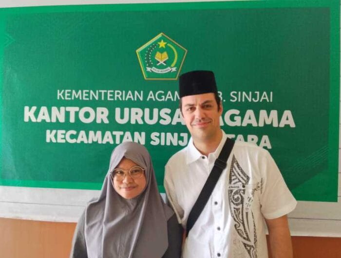DUA NEGARA. Bule Prancis, Chris Clarac usai melamar seorang gadis asal Sinjai, Hesti.