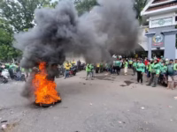 BAKAR BAN. Demo driver Ojek Online (Ojol) di depan kantor Gubernur Sulsel, Senin, 24 November 2025.