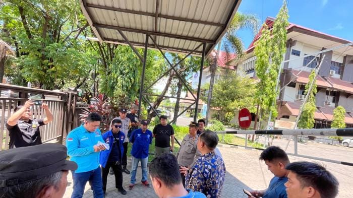 DEMO. KSPSI Maros melakukan aksi unjuk rasa di BPKP Sulsel terkait dengan dugaan korupsi jasa tenaga kerja di Kereta Api Sulsel.