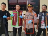 WARISAN. Polisi memperlihatkan dua bilah badik yang menjadi barang bukti aksi duel maut di Pangkep, beberapa waktu lalu.