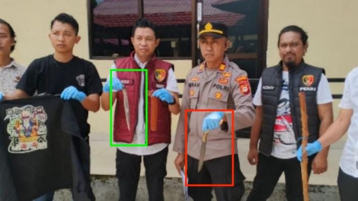 WARISAN. Polisi memperlihatkan dua bilah badik yang menjadi barang bukti aksi duel maut di Pangkep, beberapa waktu lalu.