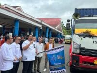 EKSPOR. Bupati Maros, Chaidir Syam saat melepas ekspor ikan di Maros.